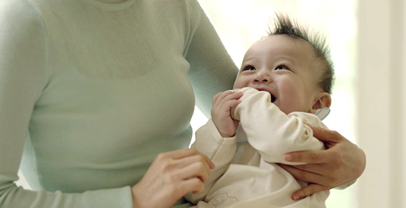 엄마 품에서 웃고있는 아기